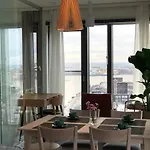 Spacious Corner Apartment With Sea View